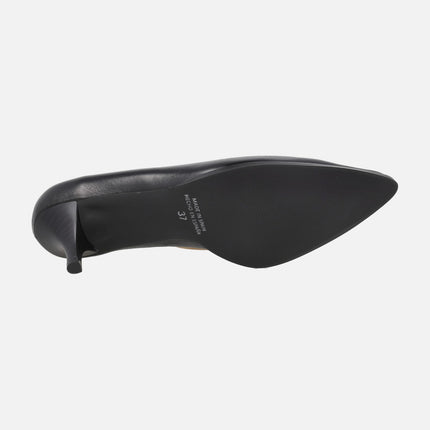 Low-cut thin-heeled shoes in black patent leather