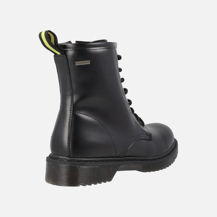 Botas negras de piel estilo militar con membrana impermeable