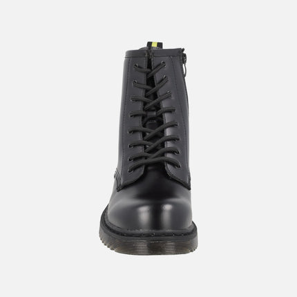 Botas negras de piel estilo militar con membrana impermeable