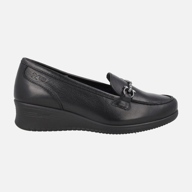 Zapatos confort para mujer en piel negra con adorno y cuña