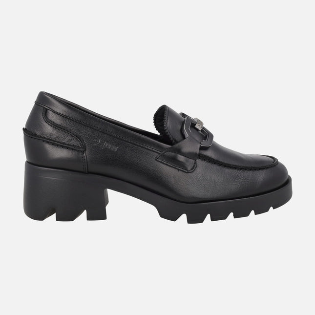 Mocasines confort de tacón en piel negra con adorno