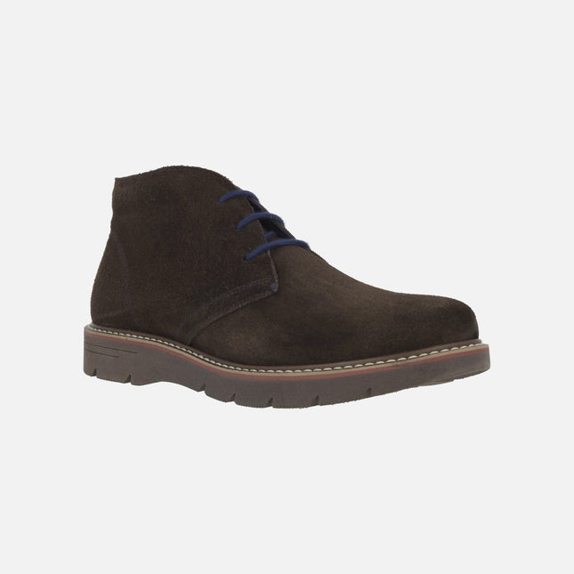 Botas para hombre en serraje marron con cordones azules