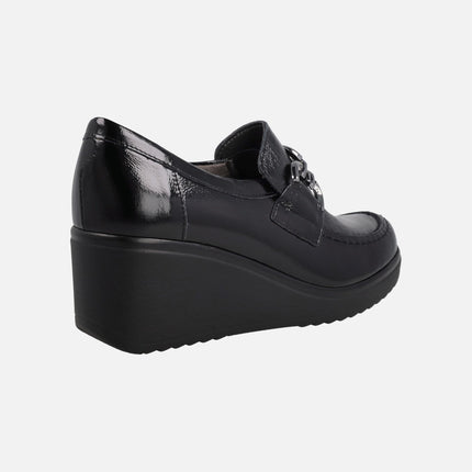 Zapatos negros de charol con adorno metálico y cuña