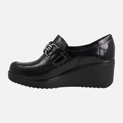 Zapatos negros de charol con adorno metálico y cuña