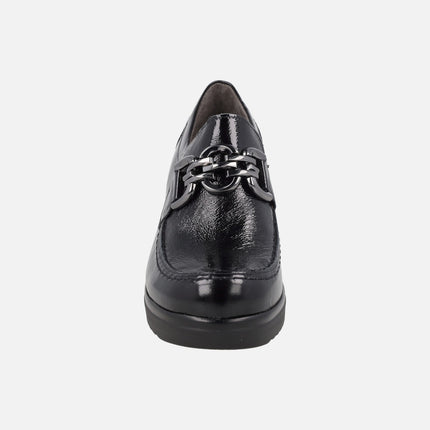 Zapatos negros de charol con adorno metálico y cuña
