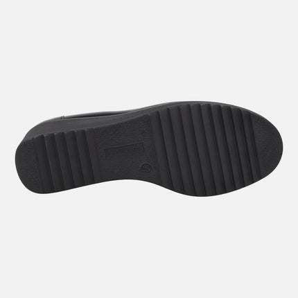 Zapatos negros de charol con adorno metálico y cuña