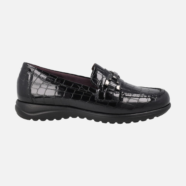 Comfort moccasins in black croc patent leather with metal trim