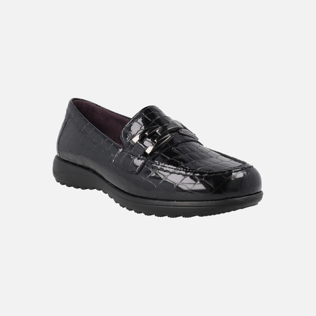 Comfort moccasins in black croc patent leather with metal trim