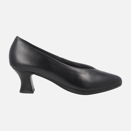 Zapatos corte salón en piel negra con tacón medio