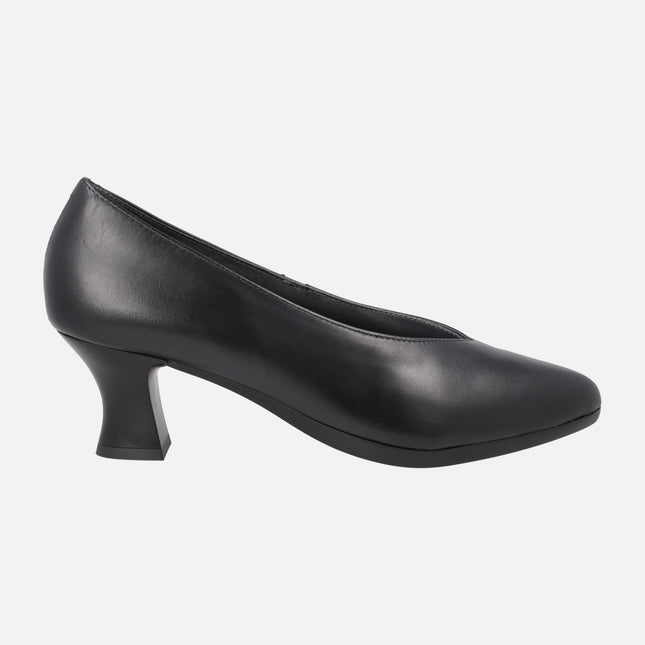 Black leather classic pumps with medium heel