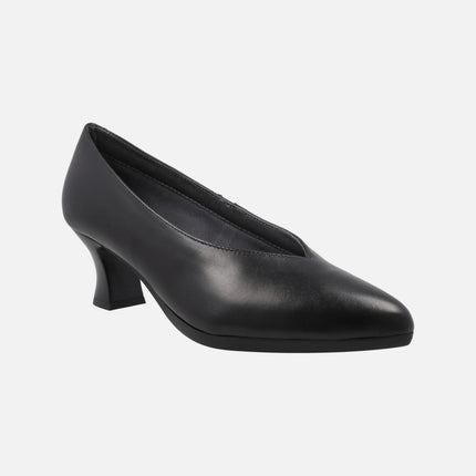 Zapatos corte salón en piel negra con tacón medio