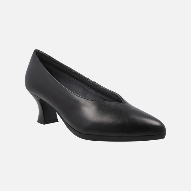 Black leather classic pumps with medium heel