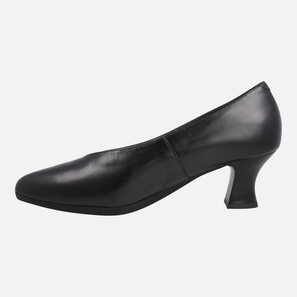 Zapatos corte salón en piel negra con tacón medio