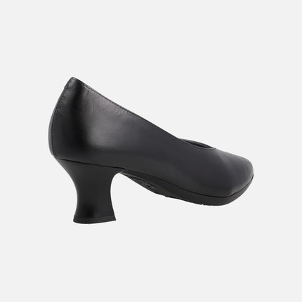 Zapatos corte salón en piel negra con tacón medio