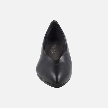 Zapatos corte salón en piel negra con tacón medio
