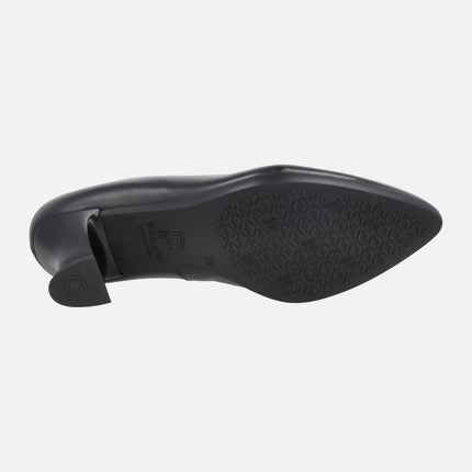 Zapatos corte salón en piel negra con tacón medio