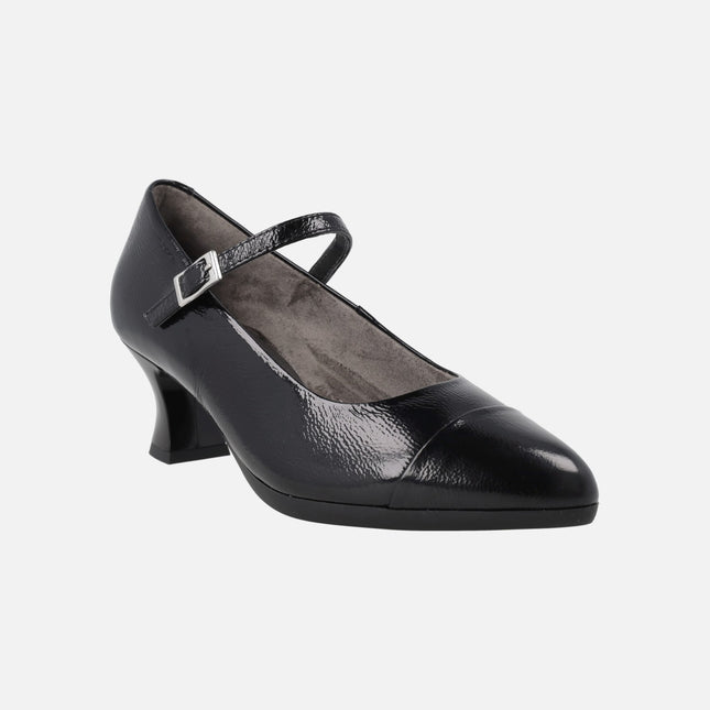 Mary Jane style pumps in black patent leather with bracelet