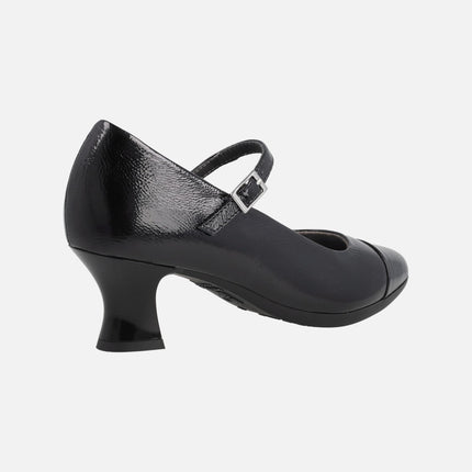 Zapatos estilo mary jane en charol negro con pulsera