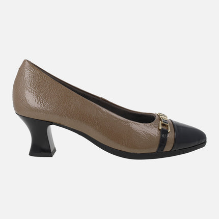 Salones de charol con puntera en combinado negro y taupe