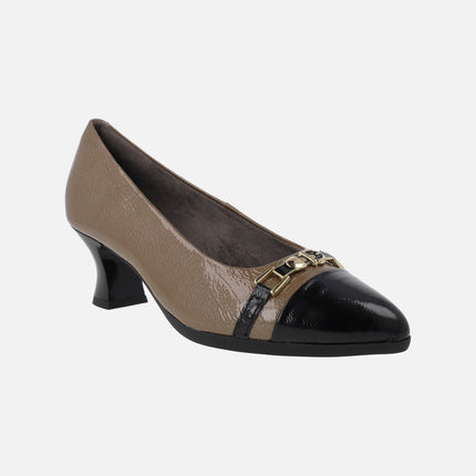 Salones de charol con puntera en combinado negro y taupe