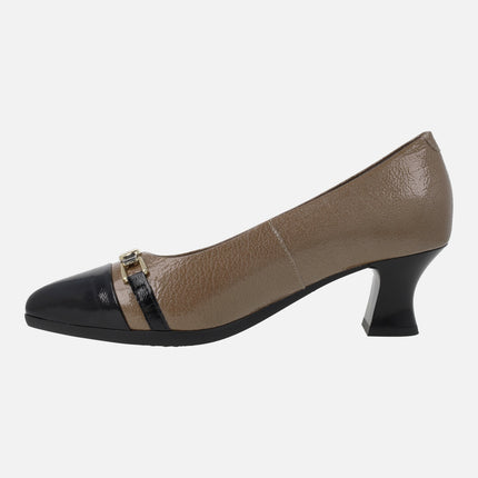 Salones de charol con puntera en combinado negro y taupe