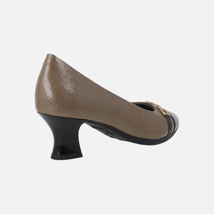 Salones de charol con puntera en combinado negro y taupe