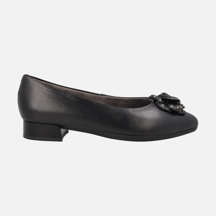 Bailarinas negras de piel con adorno de flor y tachas doradas