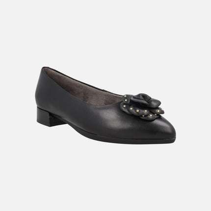 Bailarinas negras de piel con adorno de flor y tachas doradas