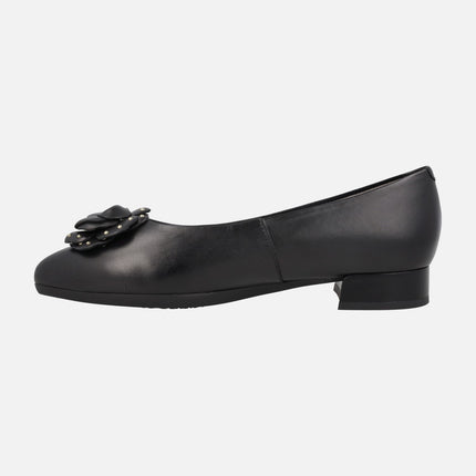 Bailarinas negras de piel con adorno de flor y tachas doradas