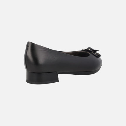 Bailarinas negras de piel con adorno de flor y tachas doradas