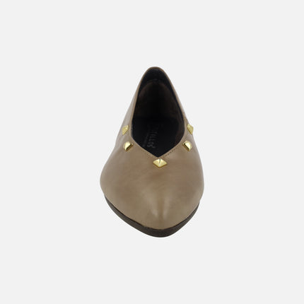 Bailarinas confort de piel con detalle de tachas doradas