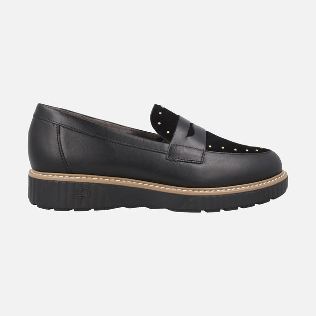 Mocasines negros de piel con copete en serraje y tachas
