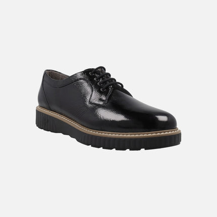 Women's lace-up shoes in black patent leather 