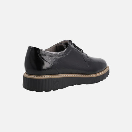Women's lace-up shoes in black patent leather 