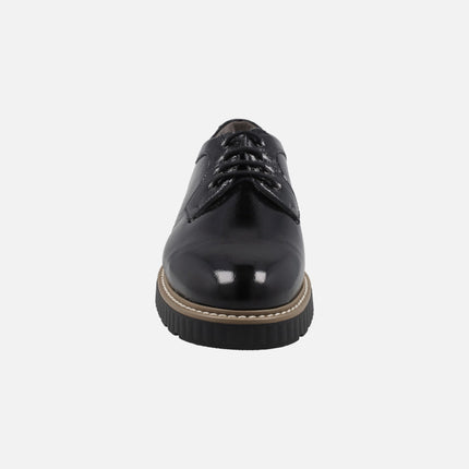 Women's lace-up shoes in black patent leather 