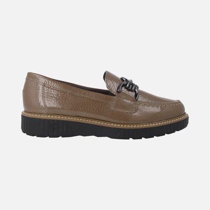Mocasines para mujer en charol taupe con adorno metálico