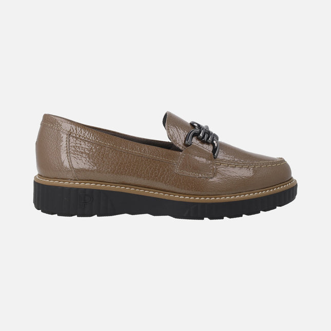 Mocasines para mujer en charol taupe con adorno metálico