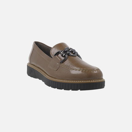 Mocasines para mujer en charol taupe con adorno metálico