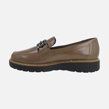 Mocasines para mujer en charol taupe con adorno metálico