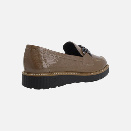 Mocasines para mujer en charol taupe con adorno metálico