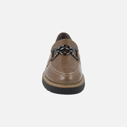 Mocasines para mujer en charol taupe con adorno metálico