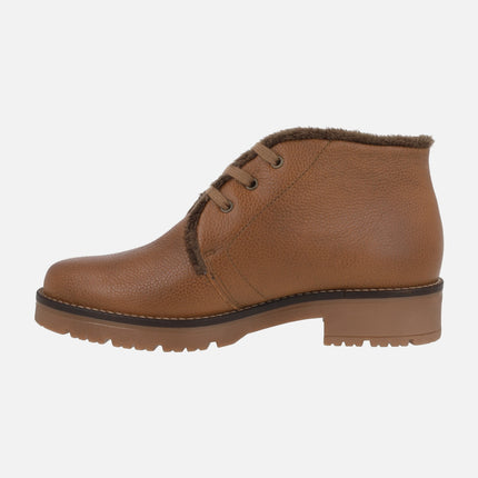 Botines de cordones en piel grabada cuero con forro de pelo