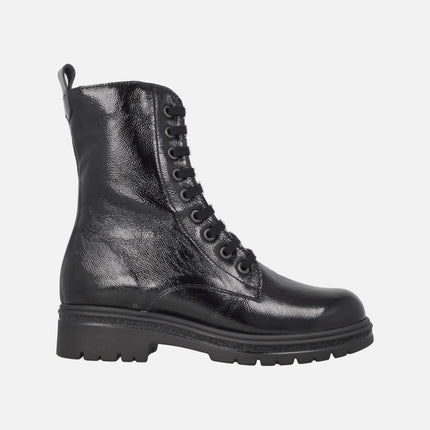 Botines para mujer en charol negro con cordones estilo militar