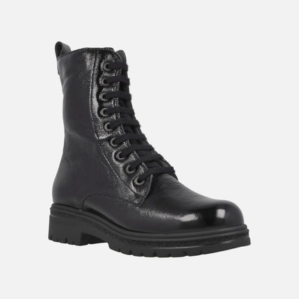 Botines para mujer en charol negro con cordones estilo militar