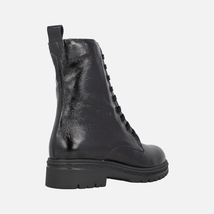 Botines para mujer en charol negro con cordones estilo militar