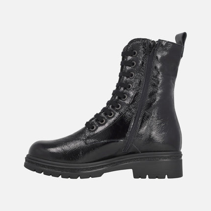Botines para mujer en charol negro con cordones estilo militar