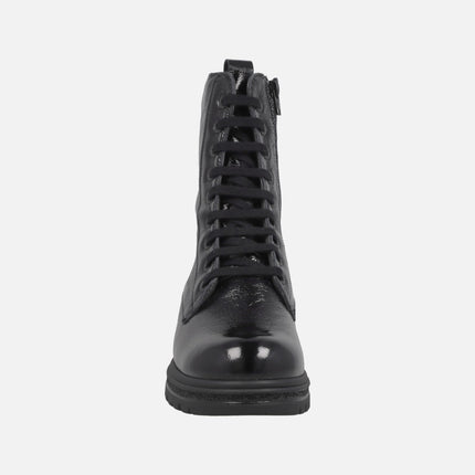 Botines para mujer en charol negro con cordones estilo militar