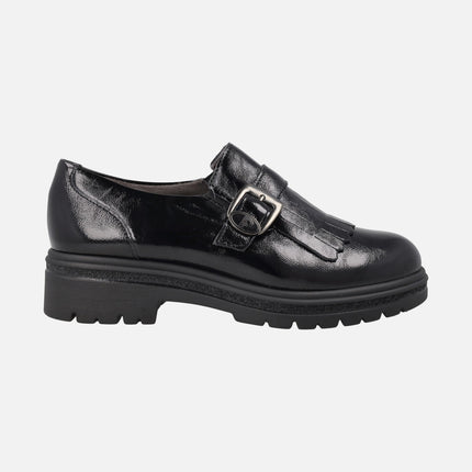 Zapatos negros de charol con copete de flecos y hebilla