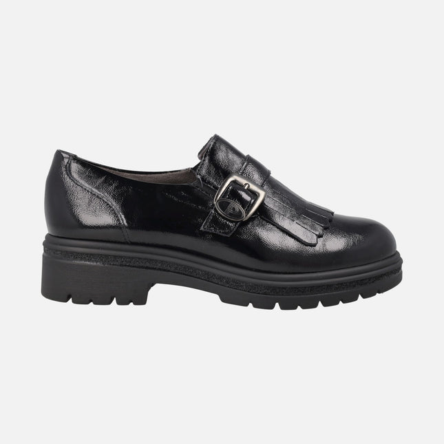 Zapatos negros de charol con copete de flecos y hebilla