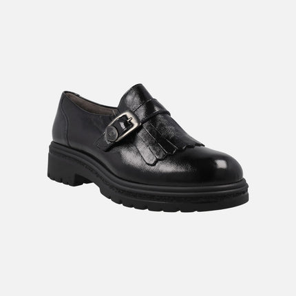 Zapatos negros de charol con copete de flecos y hebilla